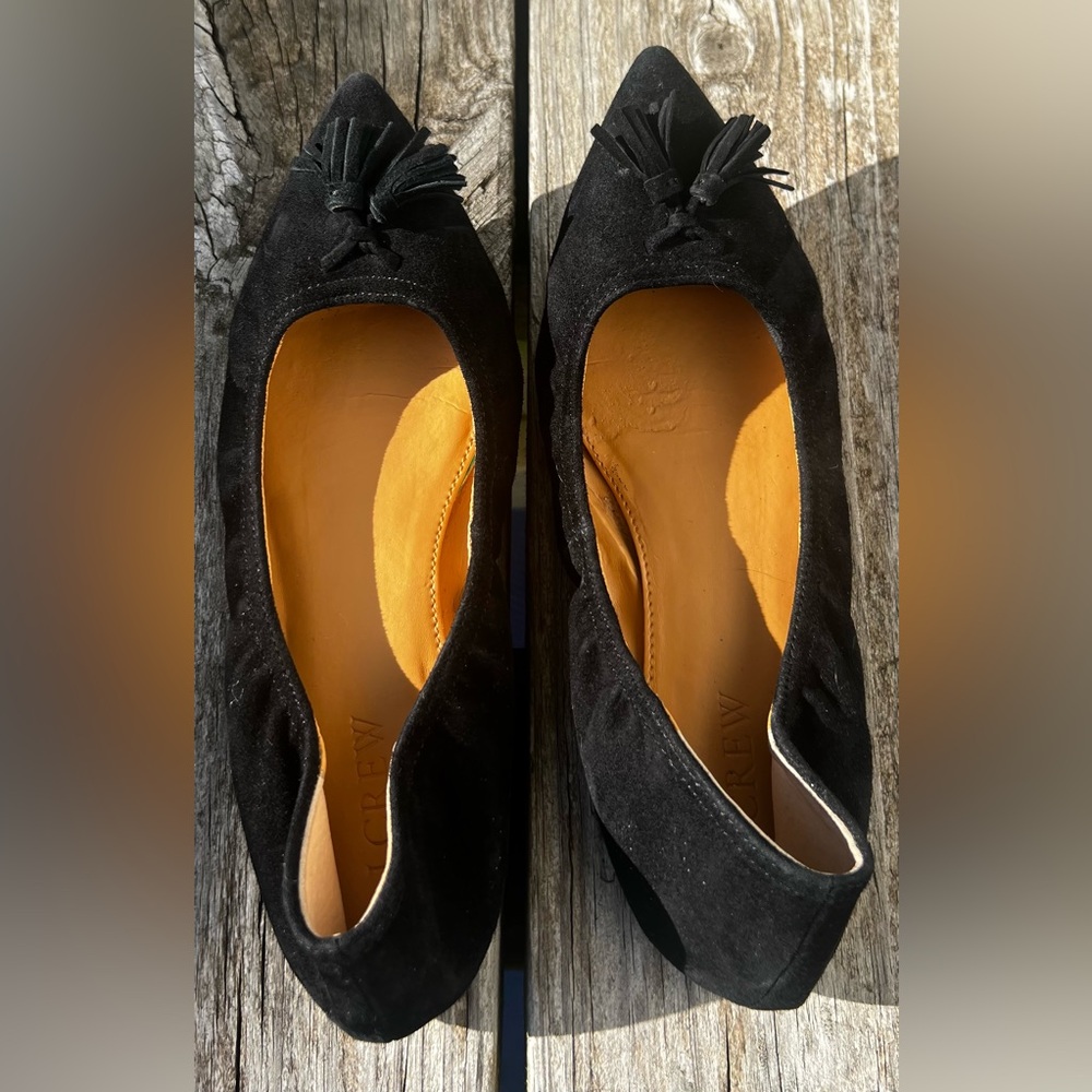 J. Crew black suede pointed toe ballet flat. Size 6.5 in good shape.